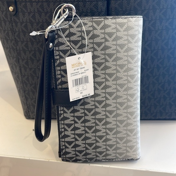 MICHAEL KORS
Jet Set Large Logo Signature Double-Zip Wristlet-Wallet-Phone Case - Picture 3 of 16